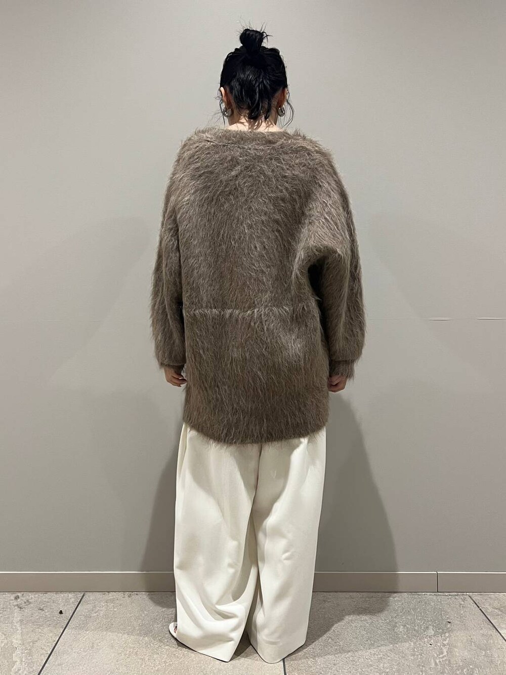 ベージュ系のカーディガン/ボレロ、ホワイト系のその他パンツを着用したレディースの秋コーディネートの4枚目の写真