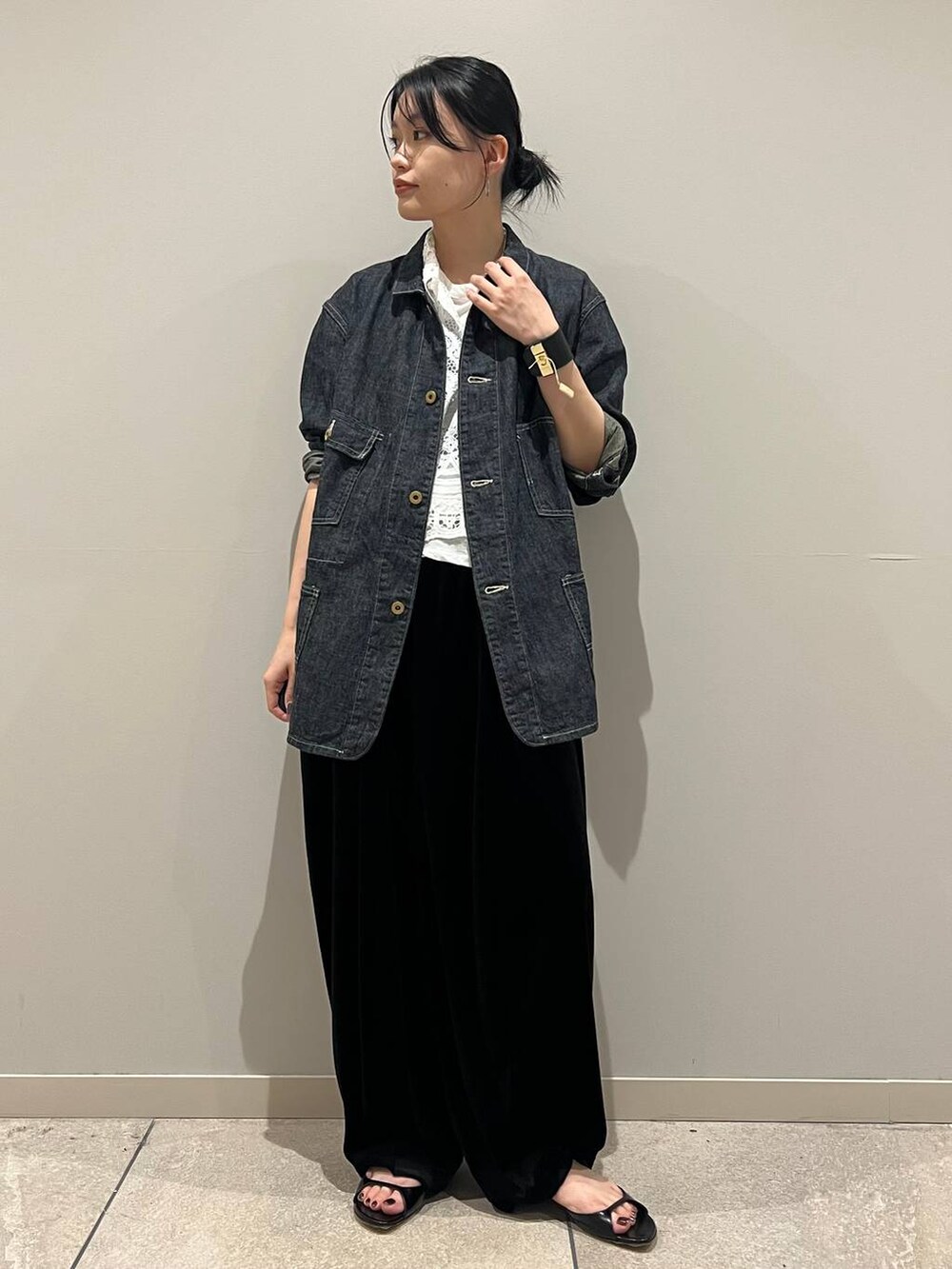 ブラック系のその他パンツ、ホワイト系のTシャツ/カットソー、ホワイト系のシャツ/ブラウスを着用したレディースの夏コーディネートの2枚目の写真