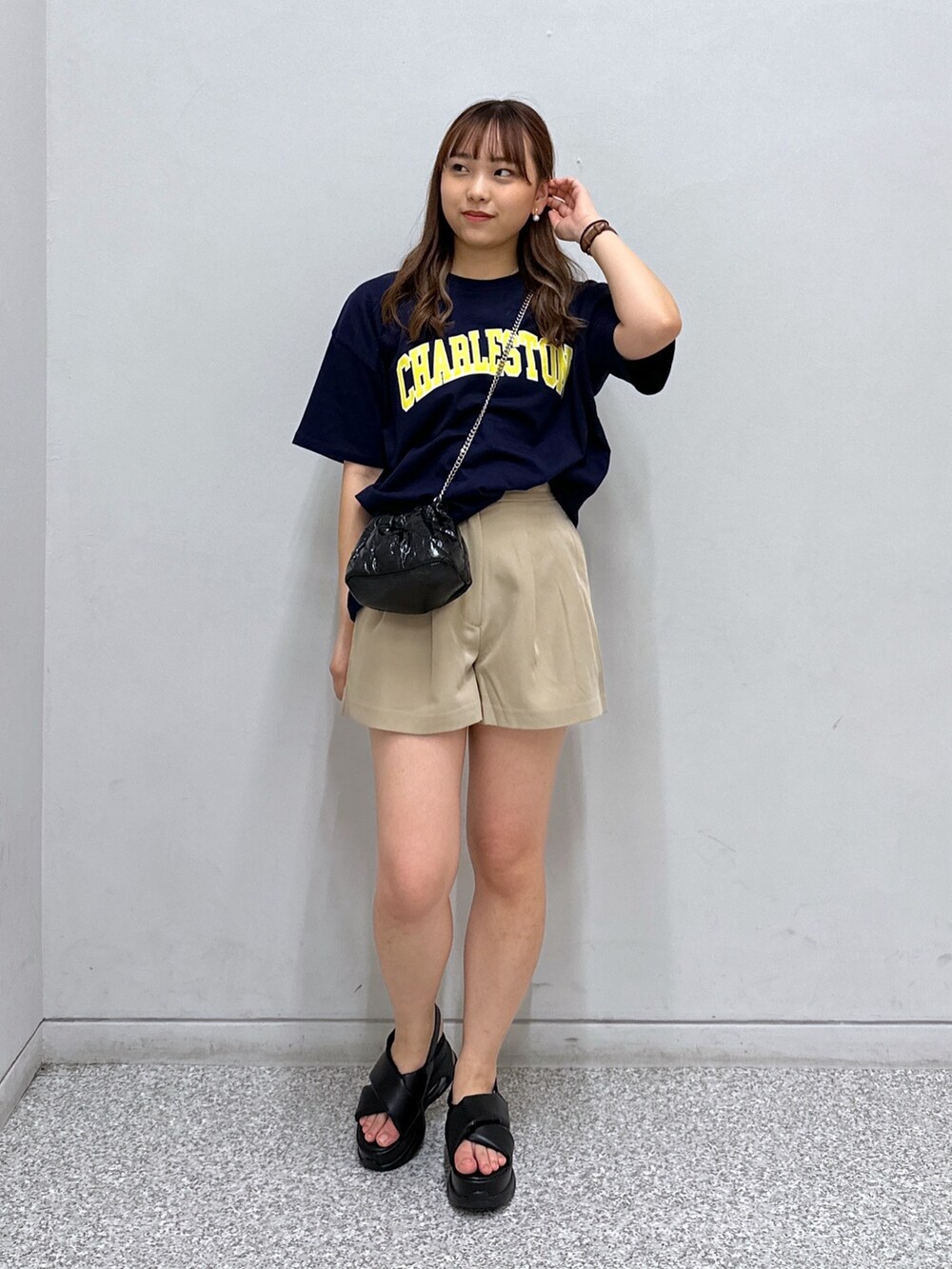 ブルー系のTシャツ/カットソー、ベージュ系のその他パンツ、ブラック系のショルダーバッグを着用したレディースの夏コーディネートの2枚目の写真