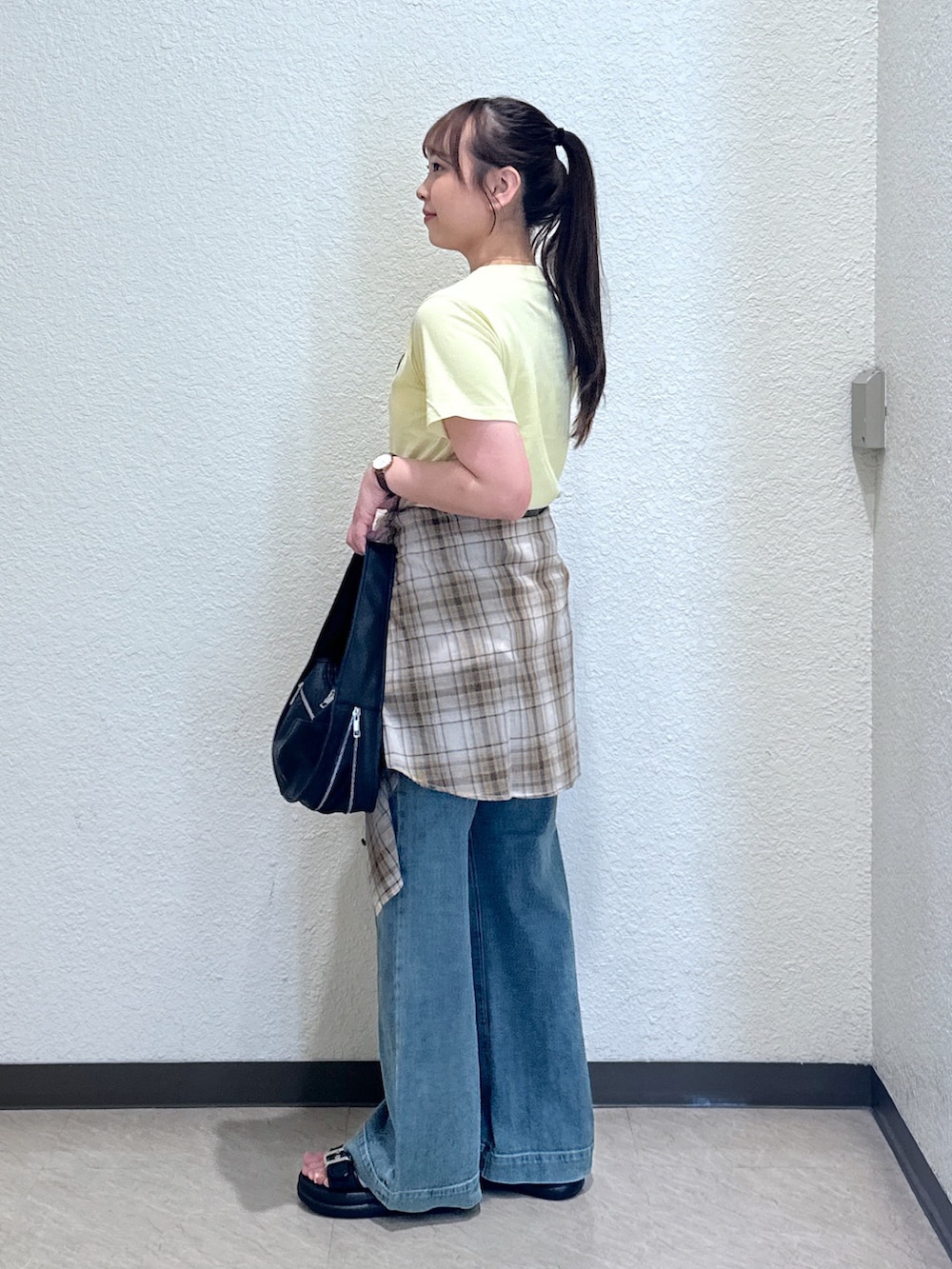 イエロー系のTシャツ/カットソー、ベージュ系のシャツ/ブラウス、ブラック系のハンドバッグを着用したレディースの夏コーディネートの3枚目の写真