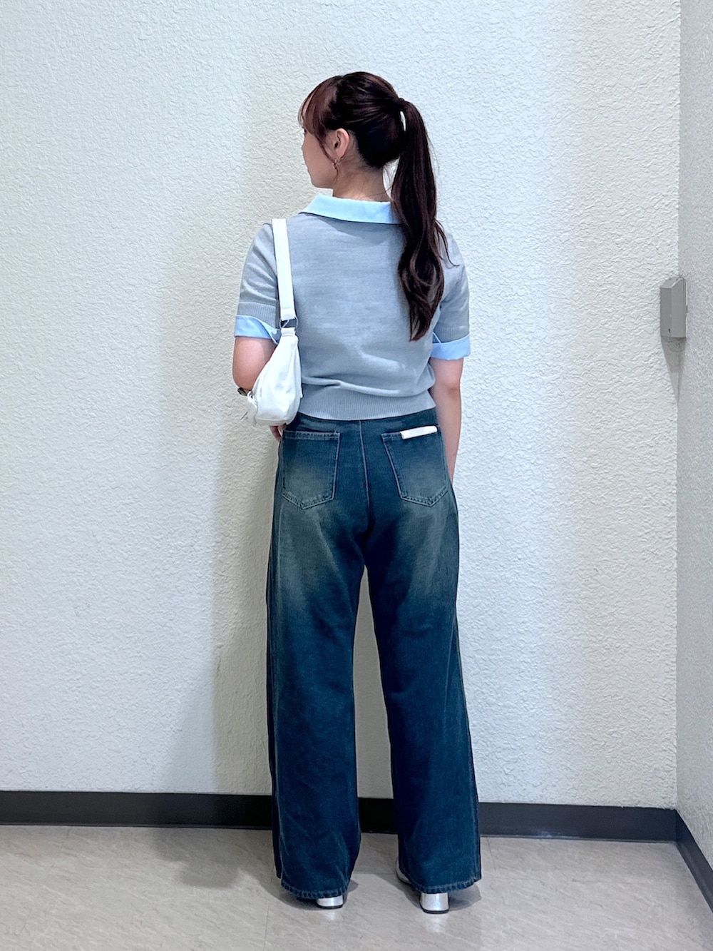 ブルー系のデニムパンツ、グレー系のニット/セーター、シルバー系のサンダルを着用したレディースの夏コーディネートの5枚目の写真