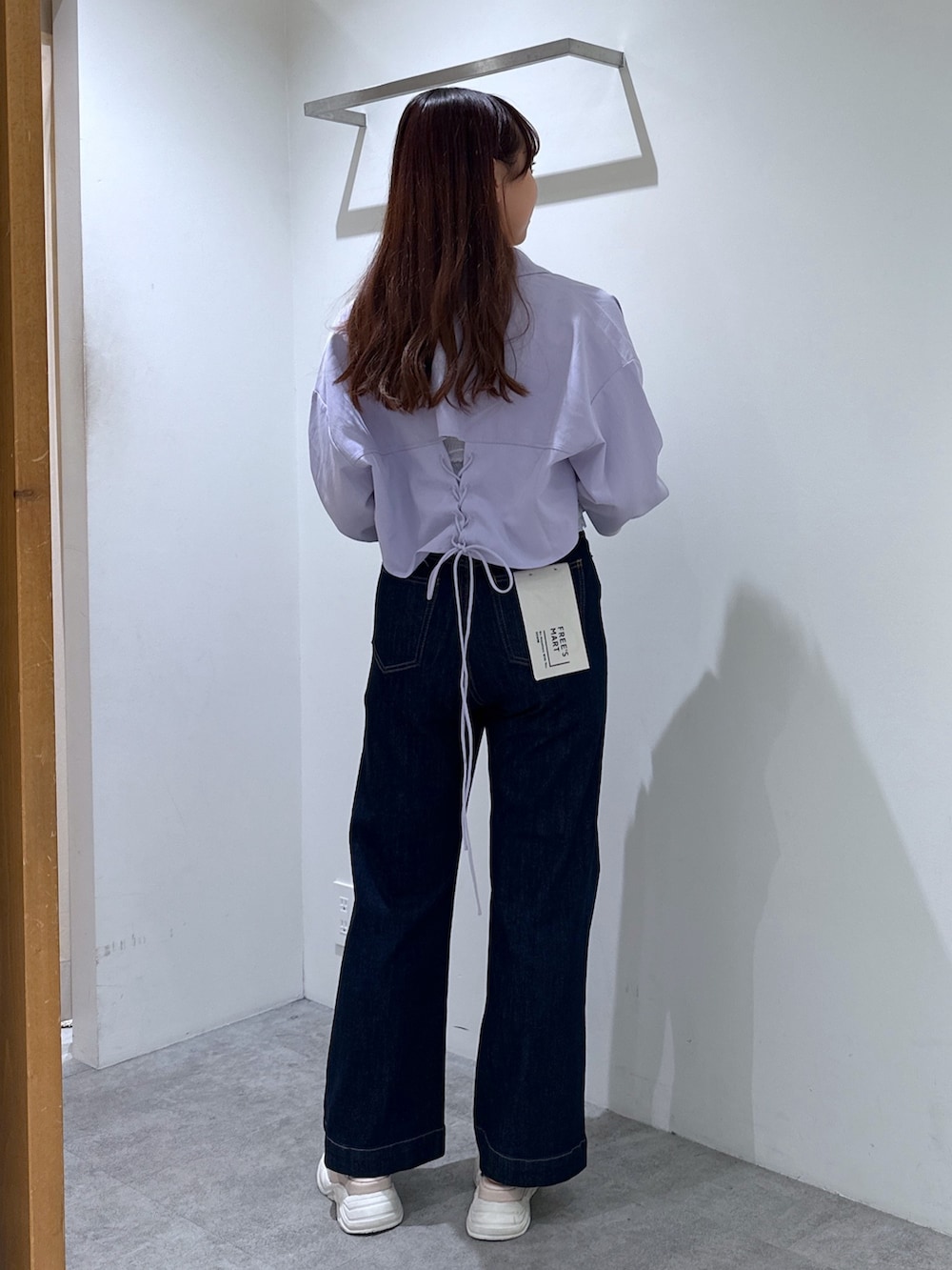 ブルー系のデニムパンツ、パープル系のシャツ/ブラウス、ホワイト系のキャミソールを着用したレディースの春コーディネートの2枚目の写真