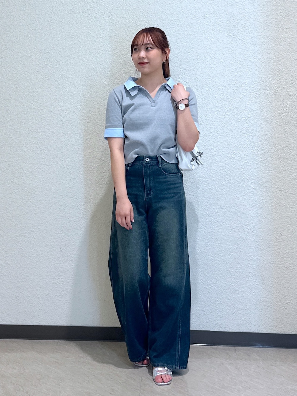ブルー系のデニムパンツ、グレー系のニット/セーター、シルバー系のサンダルを着用したレディースの夏コーディネートの2枚目の写真