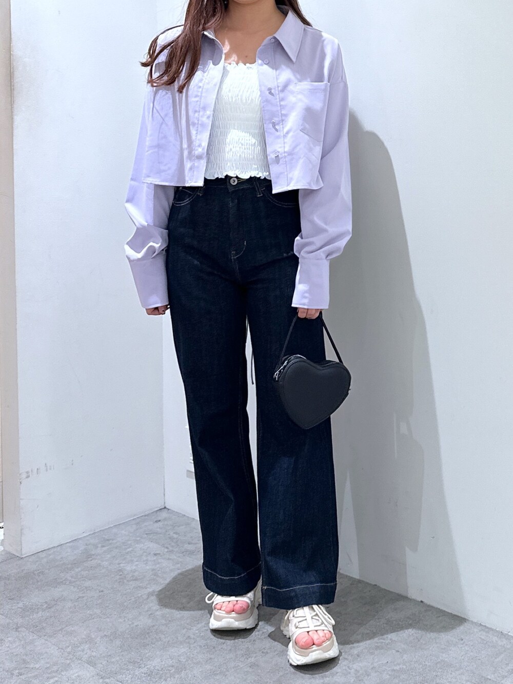 ブルー系のデニムパンツ、パープル系のシャツ/ブラウス、ホワイト系のキャミソールを着用したレディースの春コーディネートの3枚目の写真