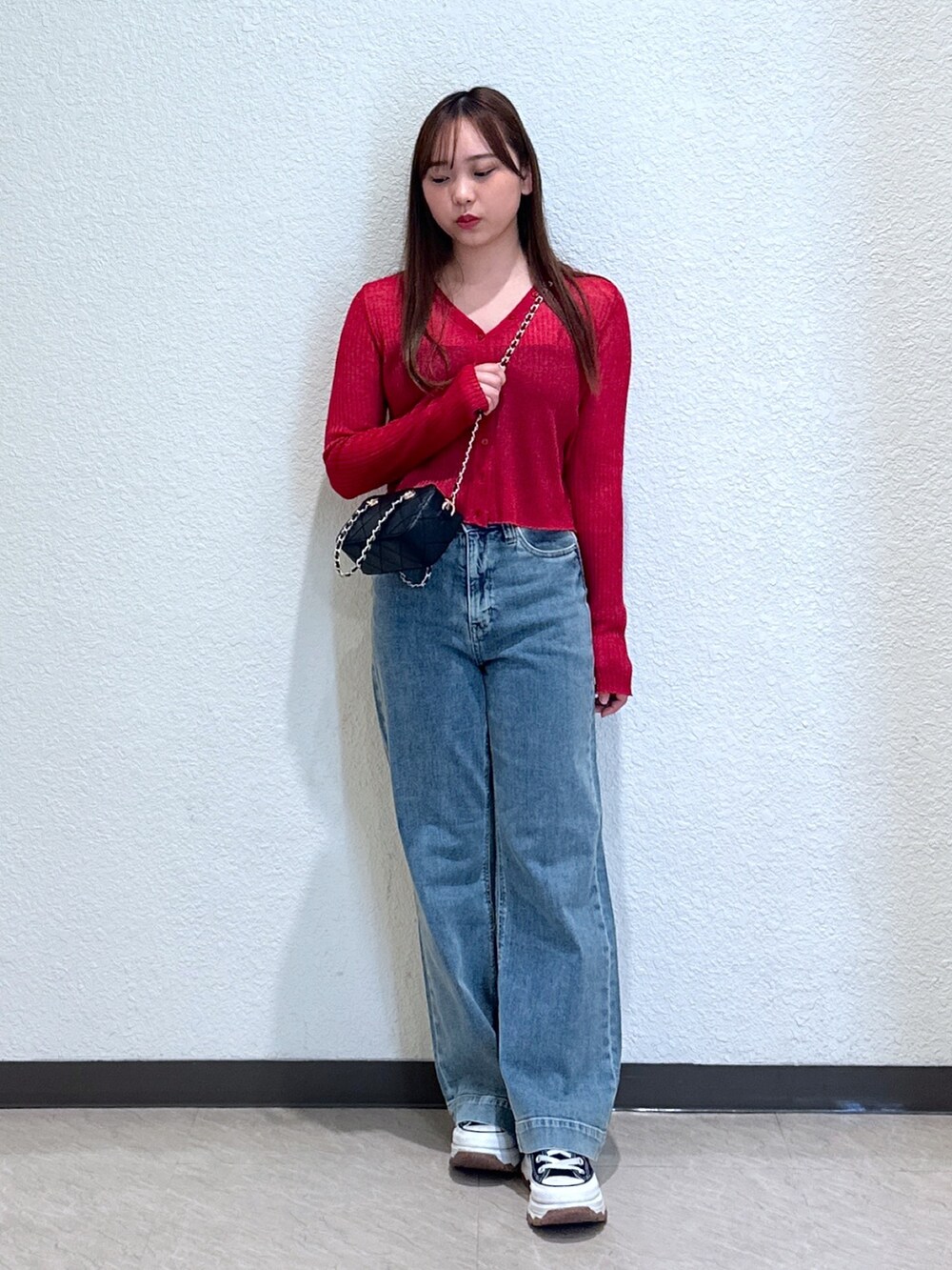 ブルー系のデニムパンツ、ブラック系のショルダーバッグ、ブラック系のキャミソールを着用したレディースの夏コーディネートの2枚目の写真