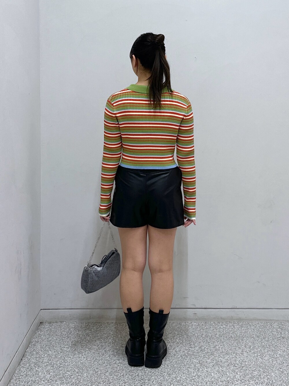 ブラック系のその他パンツ、シルバー系のハンドバッグを着用したレディースの秋コーディネートの3枚目の写真