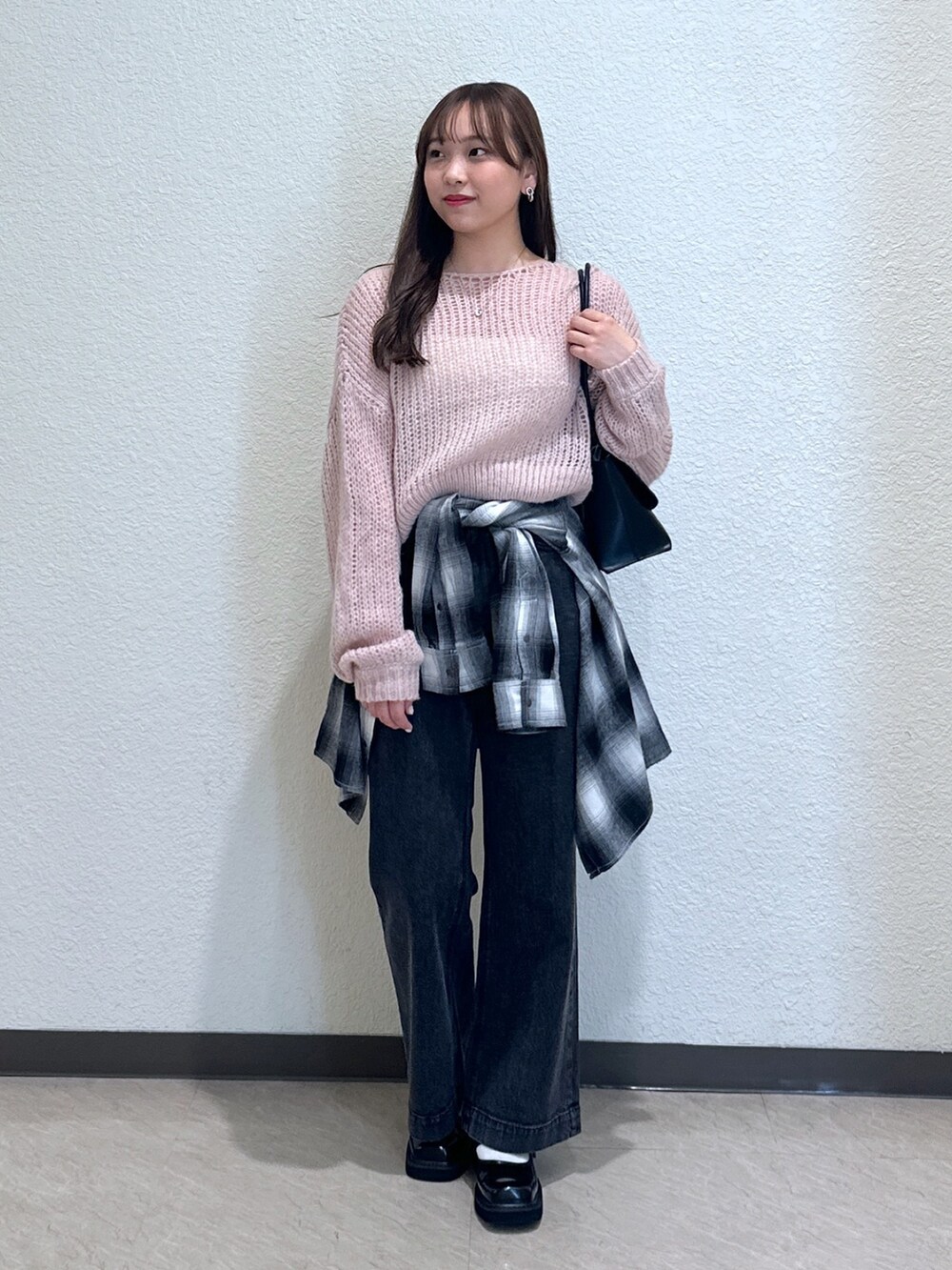 ブラック系のデニムパンツ、ブラック系のシャツ/ブラウス、ブラック系のパンプスを着用したレディースの秋コーディネートの2枚目の写真