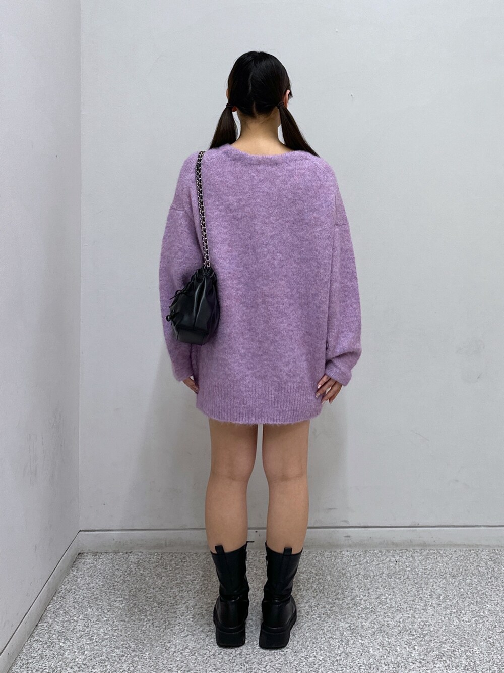 パープル系のカーディガン/ボレロ、ブラック系のキャミソール、ブラック系のショルダーバッグを着用したレディースの秋コーディネートの4枚目の写真