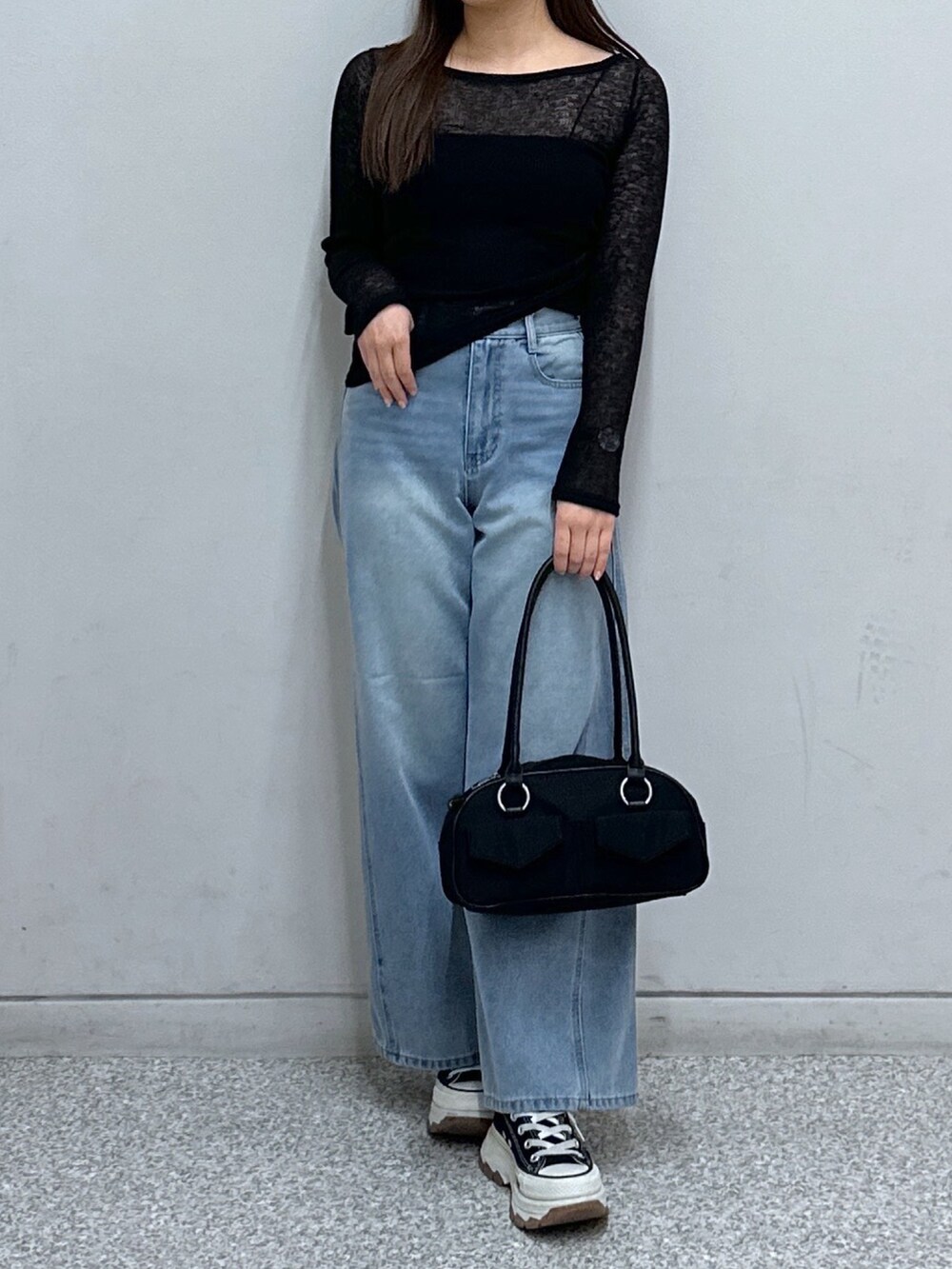 ブルー系のデニムパンツ、ブラック系のキャミソール、ブラック系のTシャツ/カットソーを着用したレディースの春コーディネートの3枚目の写真