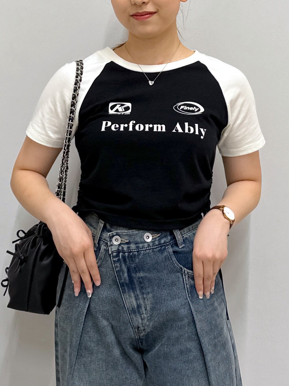 ブルー系のデニムパンツ、ブラック系のTシャツ/カットソー、ブラック系のショルダーバッグを着用したレディースの夏コーディネートの5枚目の写真