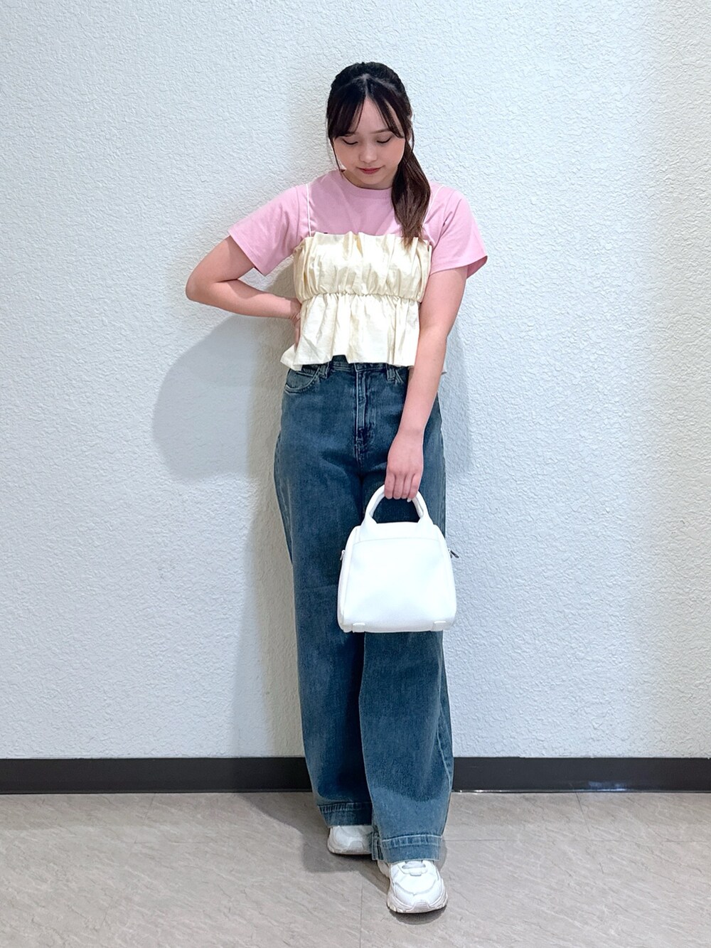 ピンク系のTシャツ/カットソー、ホワイト系のシャツ/ブラウス、ブルー系のデニムパンツを着用したレディースの春コーディネートの2枚目の写真