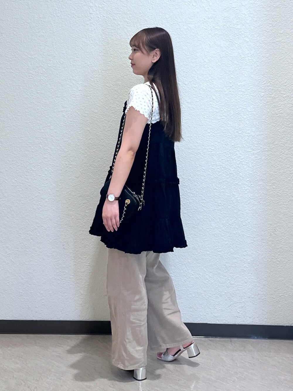 ブラック系のワンピース、ホワイト系のTシャツ/カットソー、ブラック系のショルダーバッグを着用したレディースの夏コーディネートの2枚目の写真