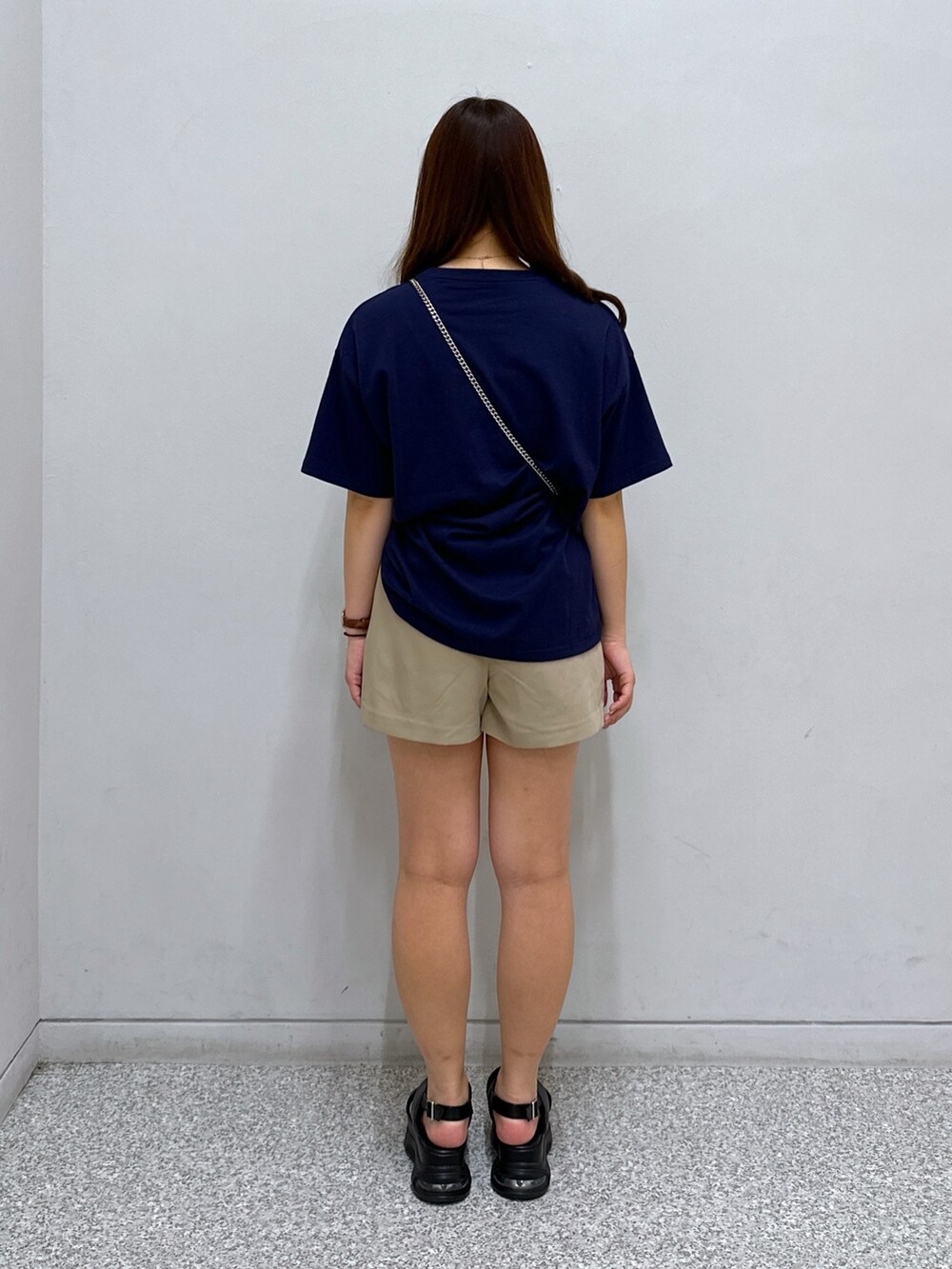 ブルー系のTシャツ/カットソー、ベージュ系のその他パンツ、ブラック系のショルダーバッグを着用したレディースの夏コーディネートの3枚目の写真