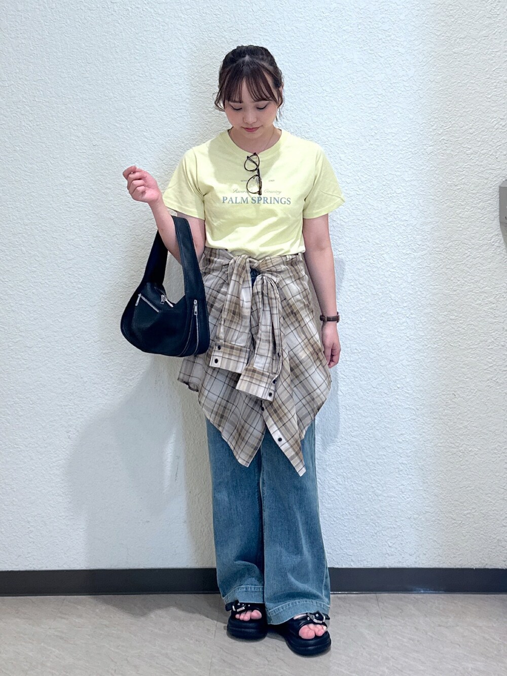 イエロー系のTシャツ/カットソー、ベージュ系のシャツ/ブラウス、ブラック系のハンドバッグを着用したレディースの夏コーディネートの2枚目の写真