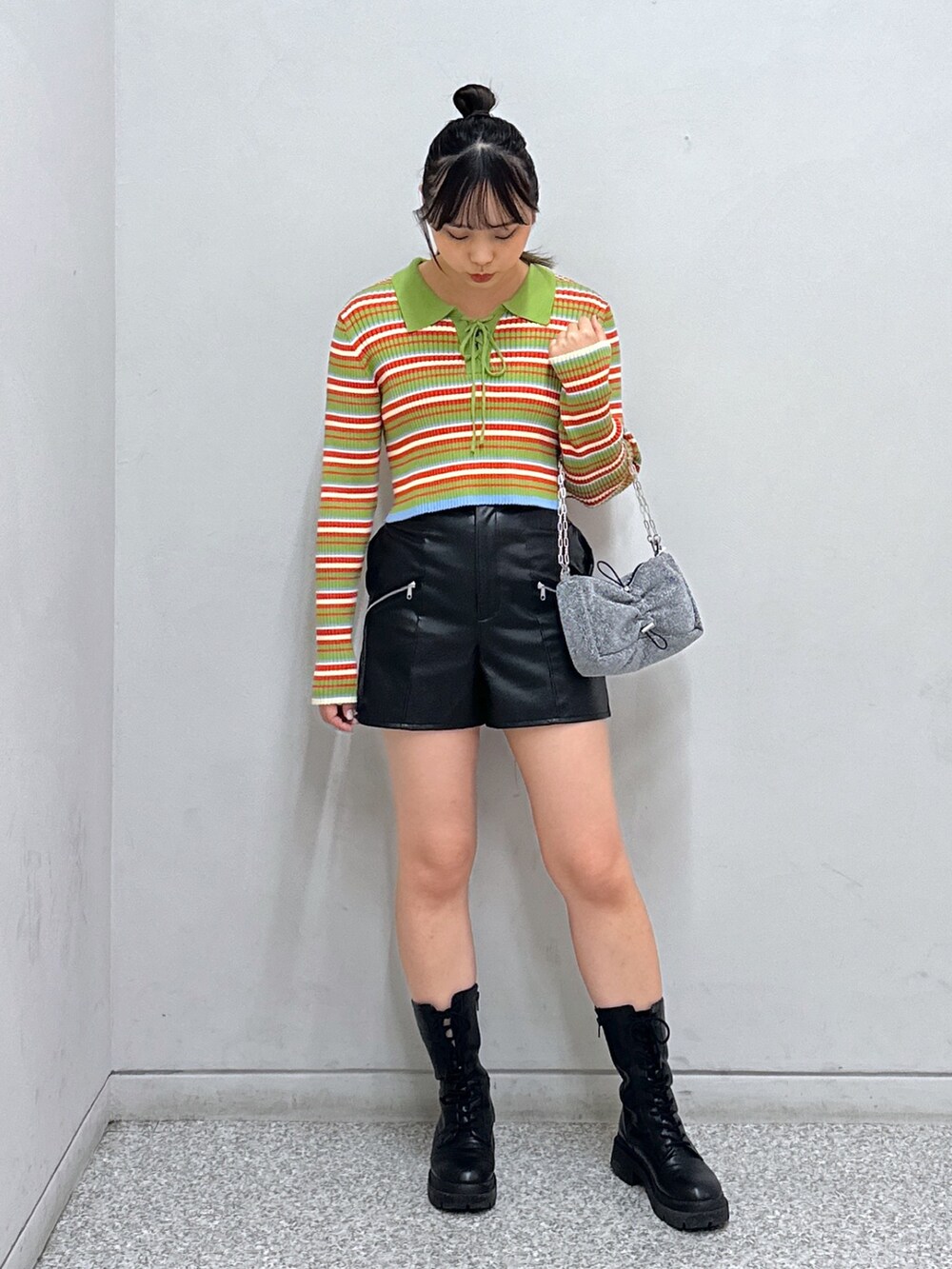 ブラック系のその他パンツ、シルバー系のハンドバッグを着用したレディースの秋コーディネートの2枚目の写真