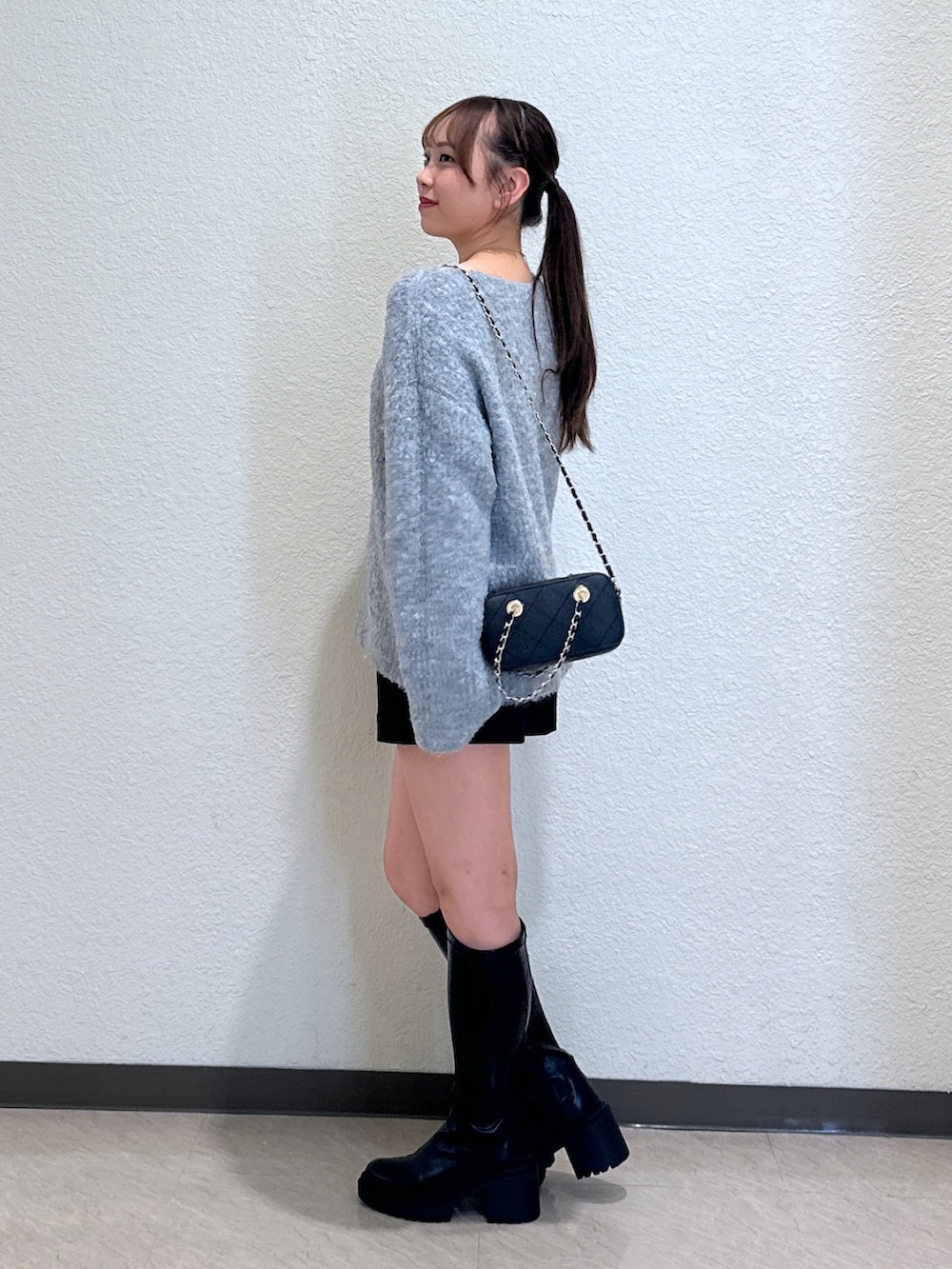 グレー系のニット/セーター、ブラック系のショルダーバッグ、ブラック系のその他パンツを着用したレディースの秋コーディネートの2枚目の写真