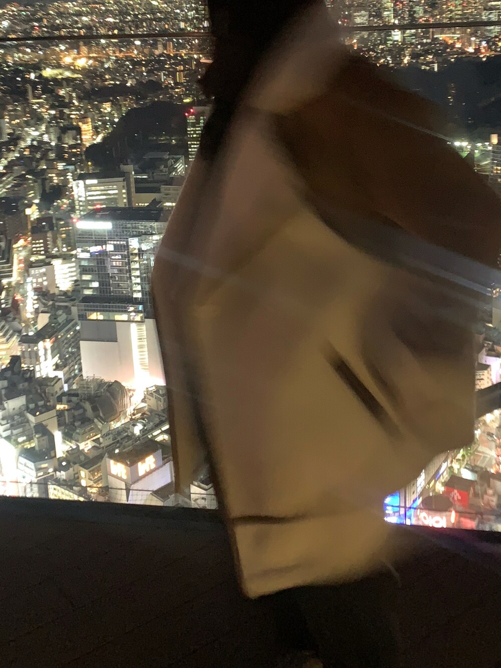 ブラック系のデニムパンツ、ベージュ系のスニーカー、ベージュ系のその他アウターを着用したレディースの冬コーディネートの2枚目の写真