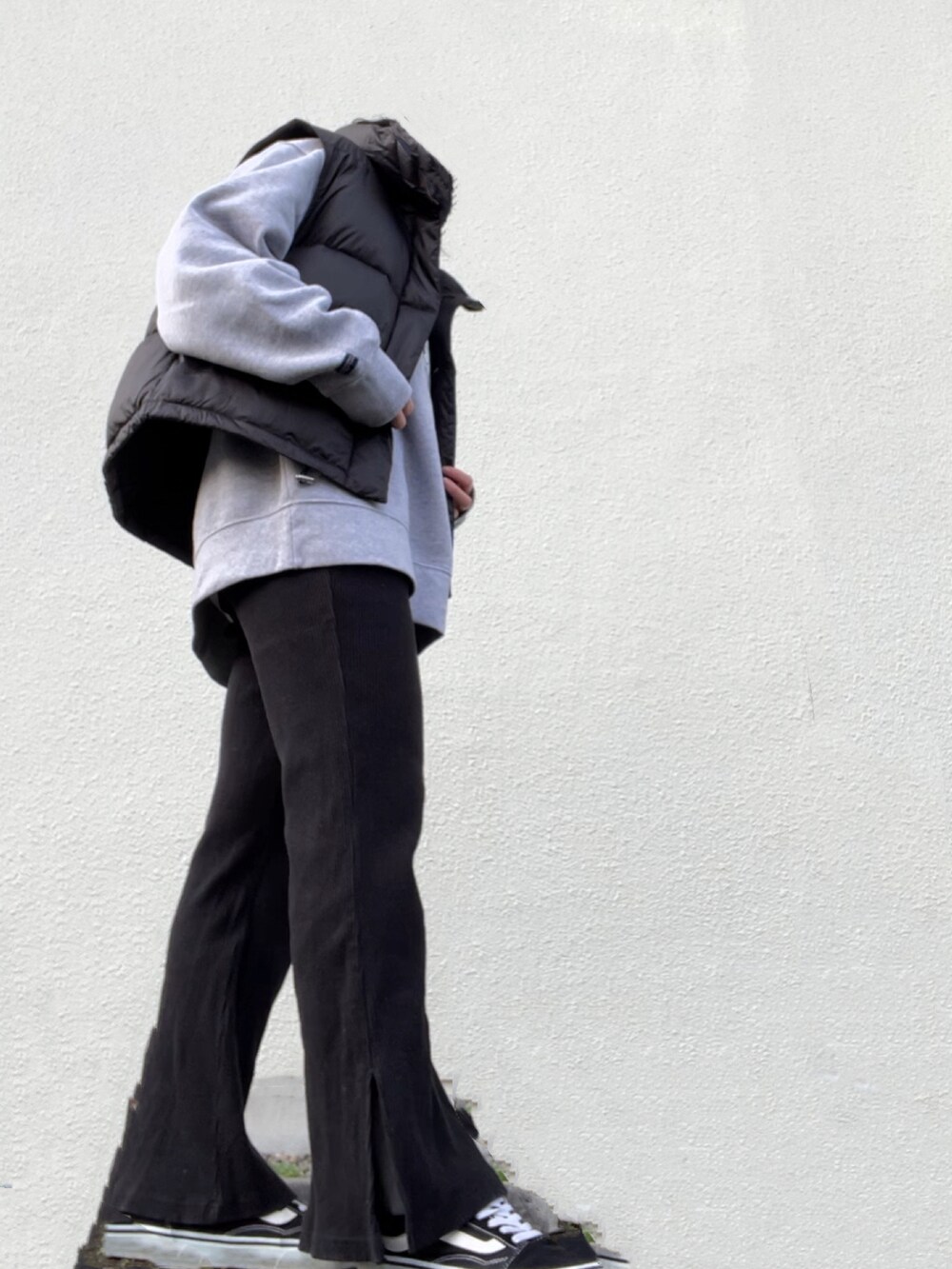 ブラック系のその他パンツ、ブラック系のダウンジャケット/コート、ブラック系のスニーカーを着用したレディースの冬コーディネートの2枚目の写真