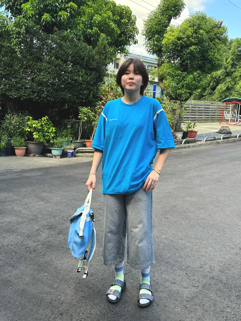 ブルー系のTシャツ/カットソー、ブルー系のデニムパンツ、シルバー系のサンダルを着用したレディースの夏コーディネートの2枚目の写真