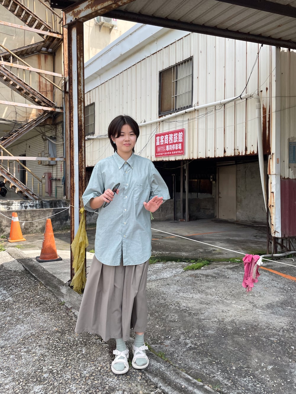 「pierre cardinのアイテム（シャツ/ブラウス、ブルー系）」を使った、peiさん（レディース・164cm）の夏コーディネートの2枚目の写真