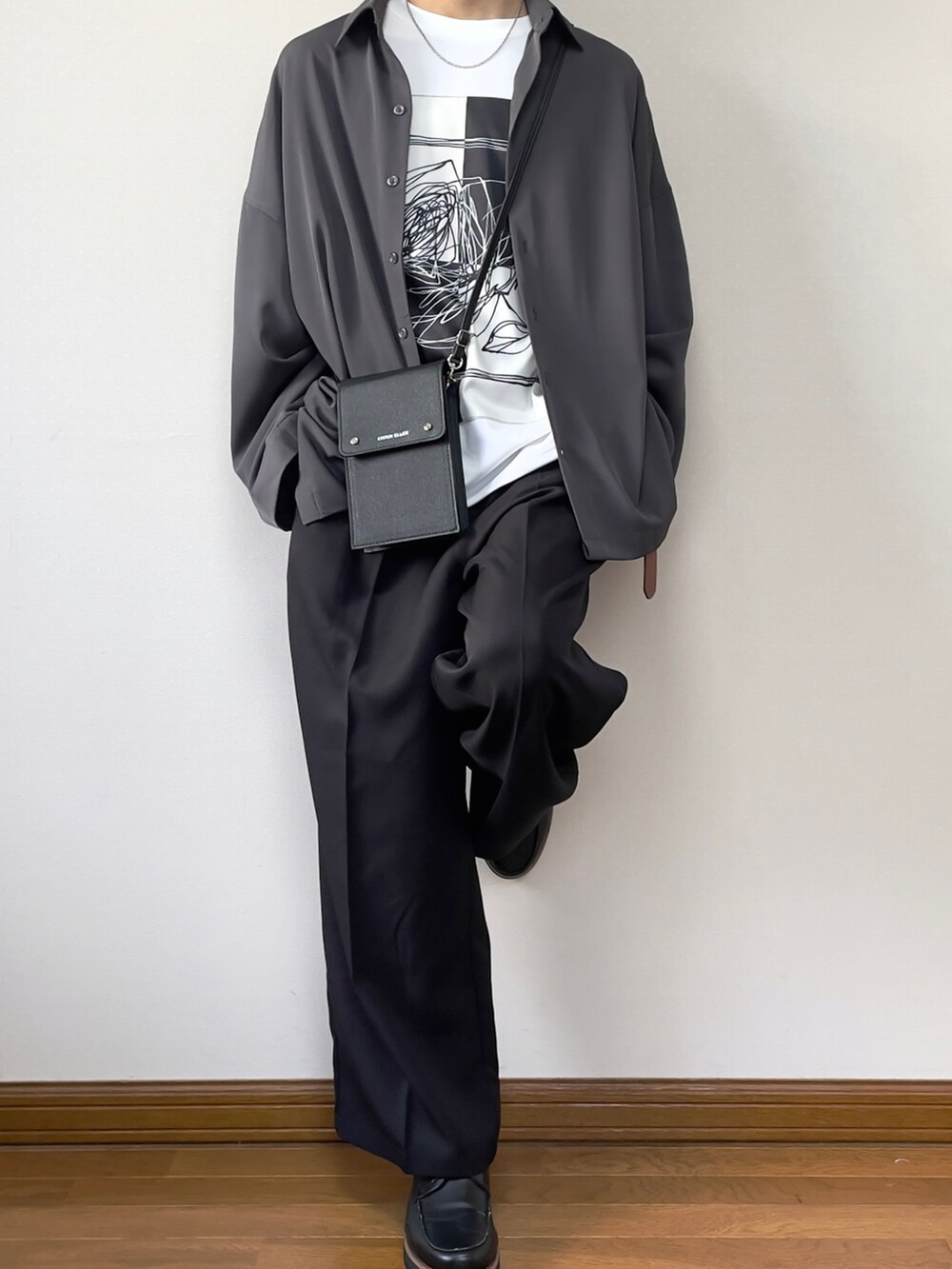 ブラック系のショルダーバッグ、グレー系のシャツ/ブラウス、ホワイト系のTシャツ/カットソーを着用したメンズの春コーディネートの3枚目の写真