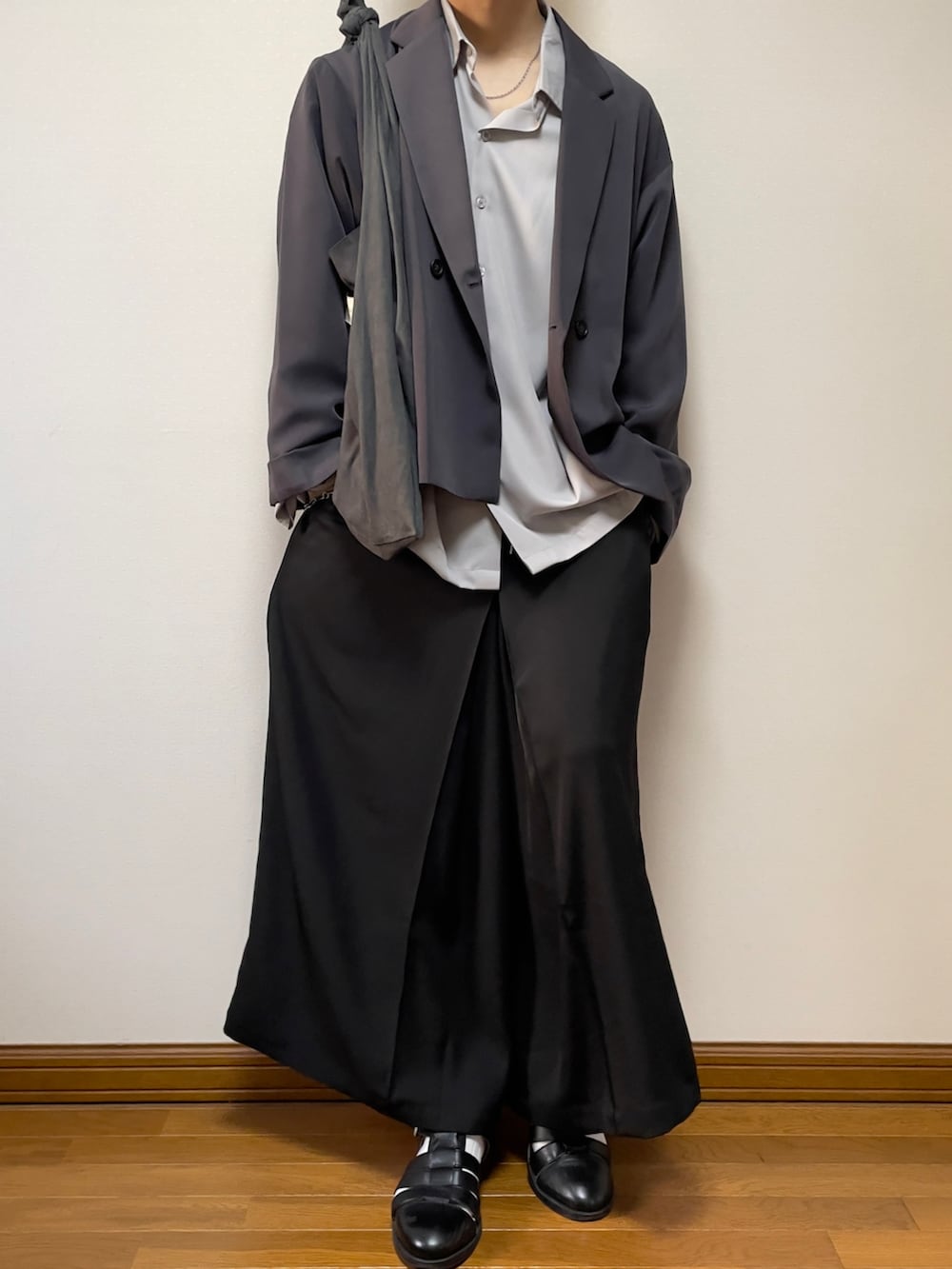 ブラック系のサンダル、ブラック系のその他パンツ、グレー系のシャツ/ブラウスを着用したメンズの春コーディネートの3枚目の写真