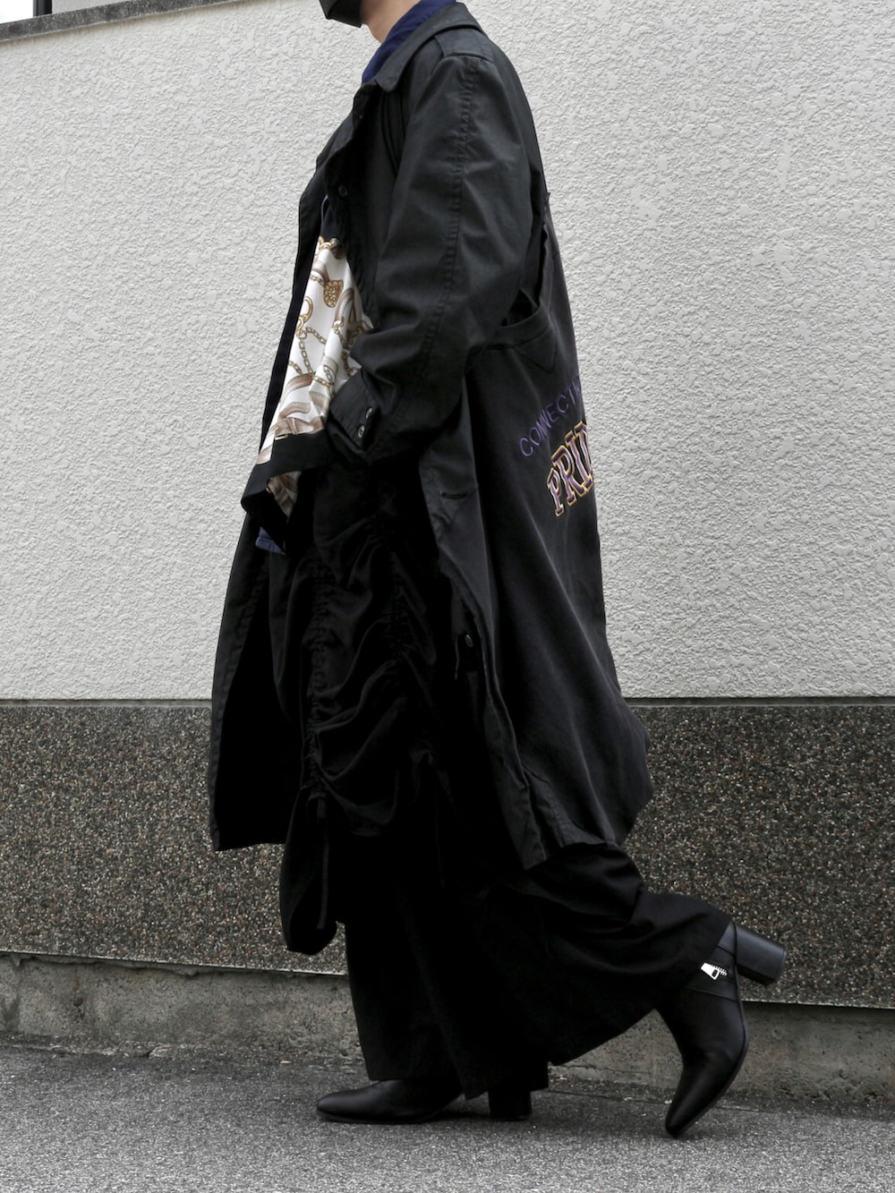 ブラック系のスカート、ブラック系のその他パンツ、ブルー系のシャツ/ブラウスを着用したメンズの秋コーディネートの2枚目の写真