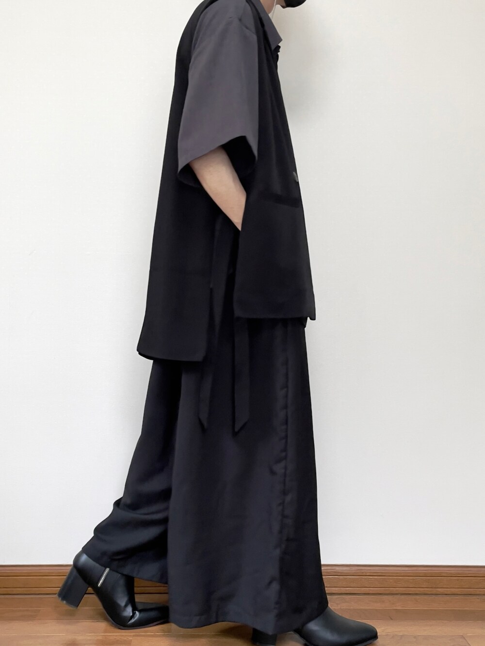 ブラック系のその他パンツ、ブラック系のショルダーバッグ、ブラック系のベストを着用したメンズの夏コーディネートの3枚目の写真