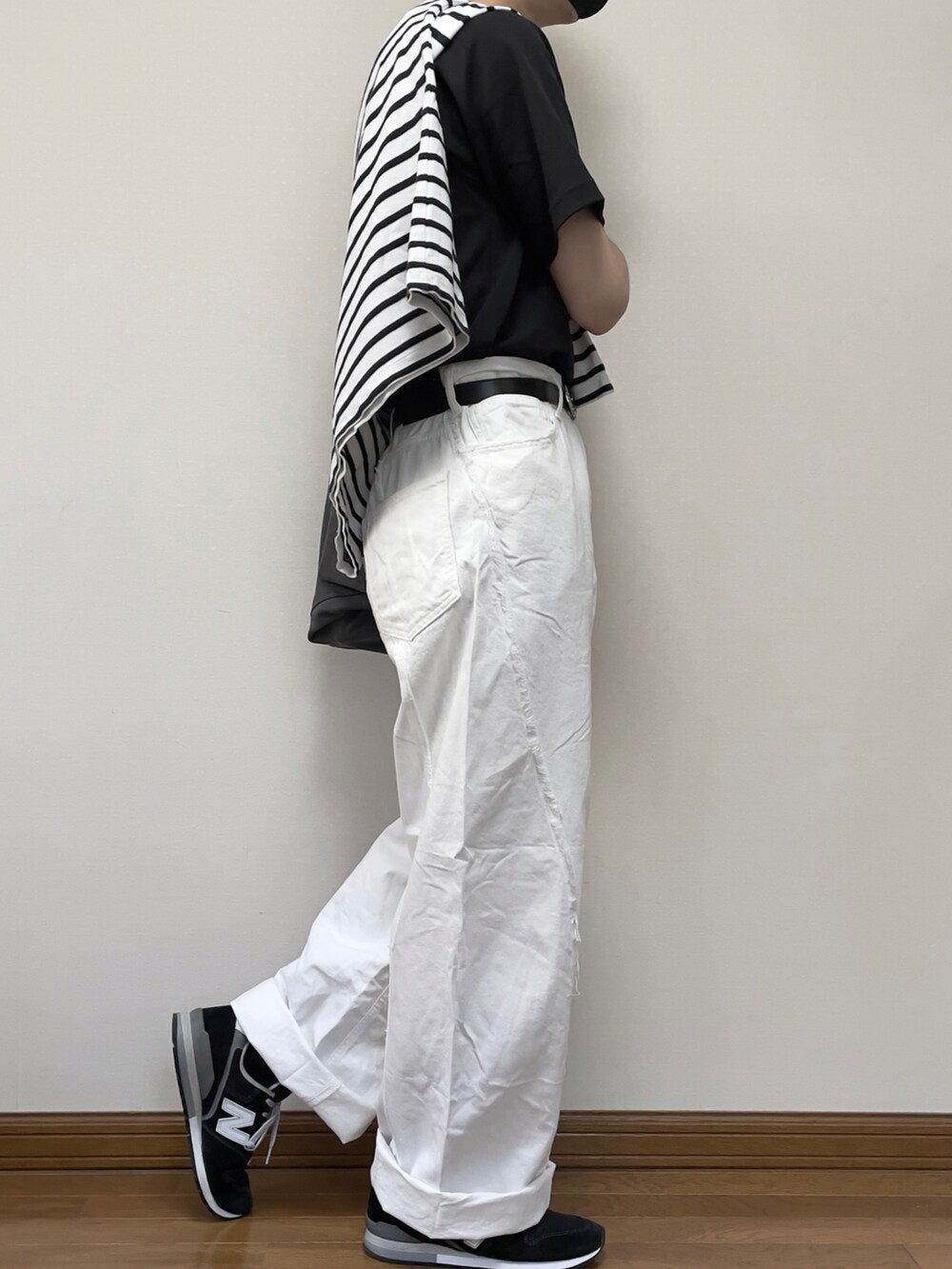 ホワイト系のデニムパンツ、ブラック系のスニーカー、グレー系のトートバッグを着用したメンズの夏コーディネートの2枚目の写真