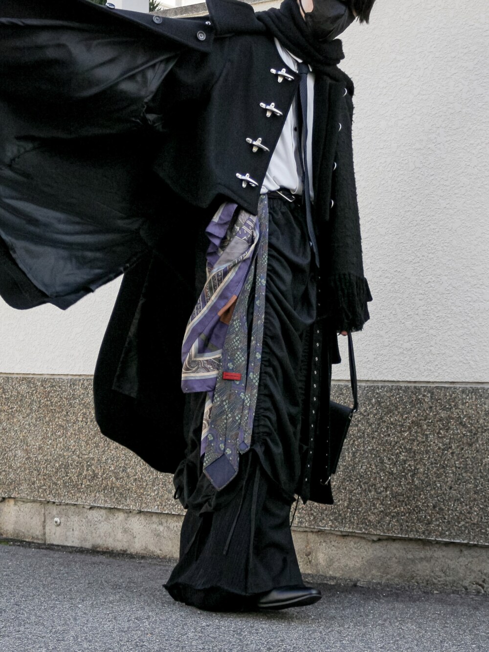 ブラック系のスラックス、ブラック系のスカート、ブラック系のジャケット/アウターを着用したメンズの冬コーディネートの2枚目の写真