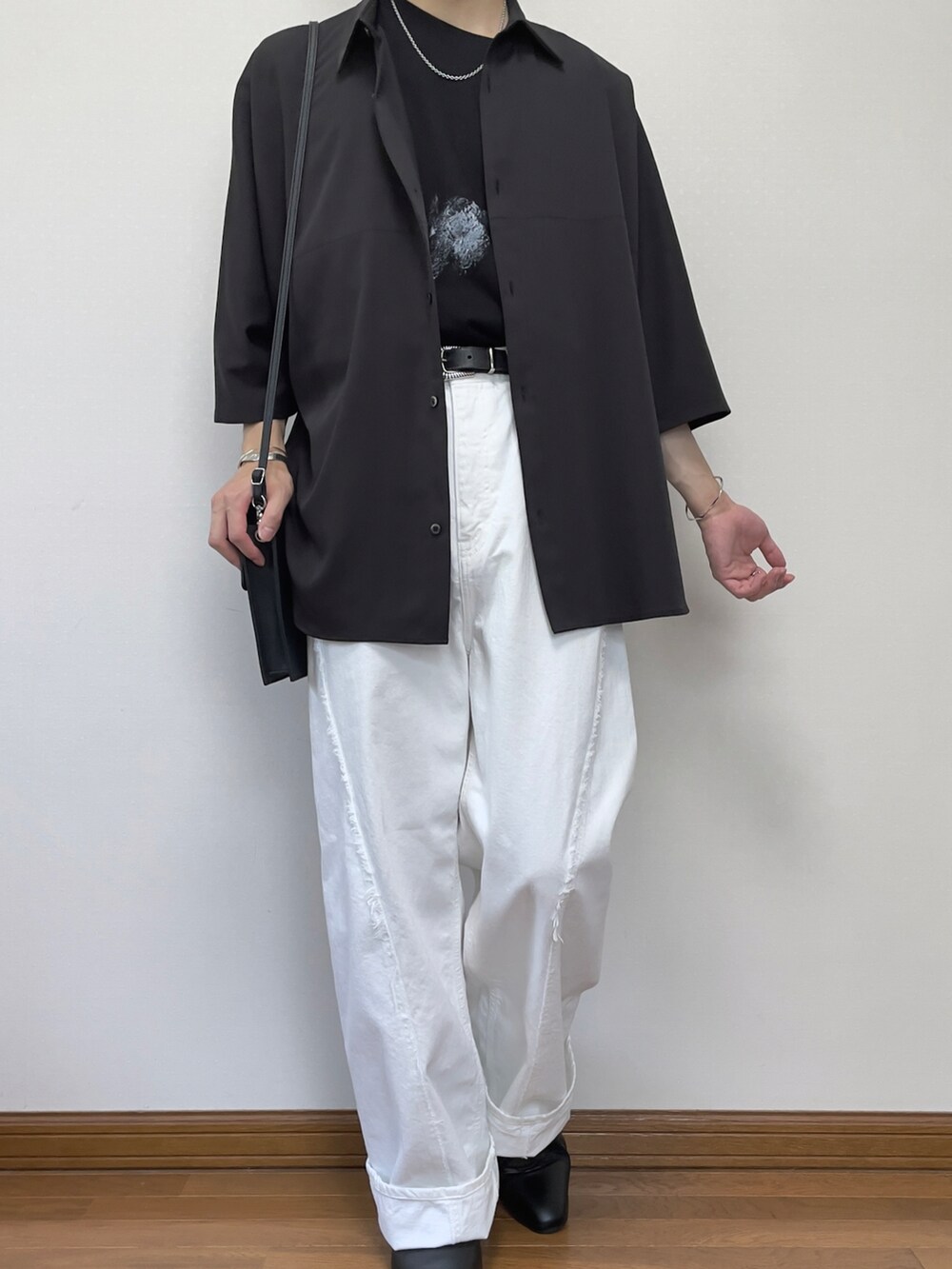 その他のシャツ/ブラウス、ブラック系のTシャツ/カットソー、ブラック系のショルダーバッグを着用したメンズの夏コーディネートの2枚目の写真