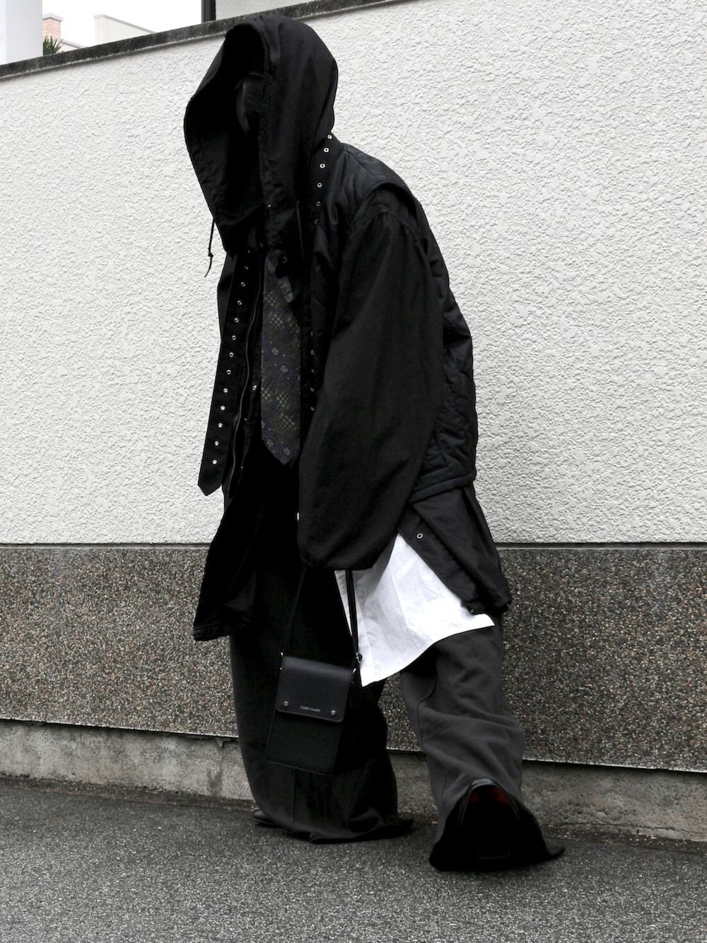 ホワイト系のシャツ/ブラウス、ブラック系のミリタリージャケット、ブラック系のスウェットパンツを着用したメンズの秋コーディネートの5枚目の写真