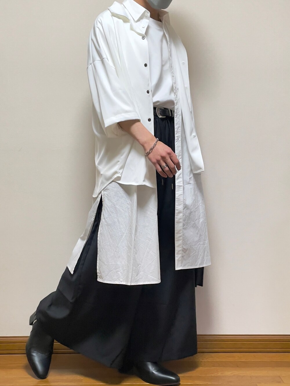 ホワイト系のシャツ/ブラウス、ホワイト系のTシャツ/カットソー、ブラック系のブーツを着用したメンズの春コーディネートの2枚目の写真