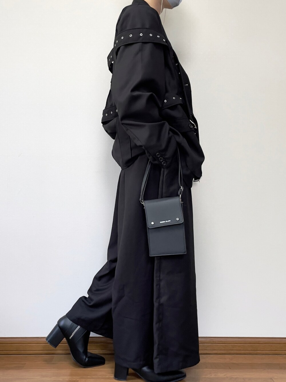 ブラック系のブーツ、ブラック系のその他パンツ、ホワイト系のタンクトップを着用したメンズの夏コーディネートの3枚目の写真