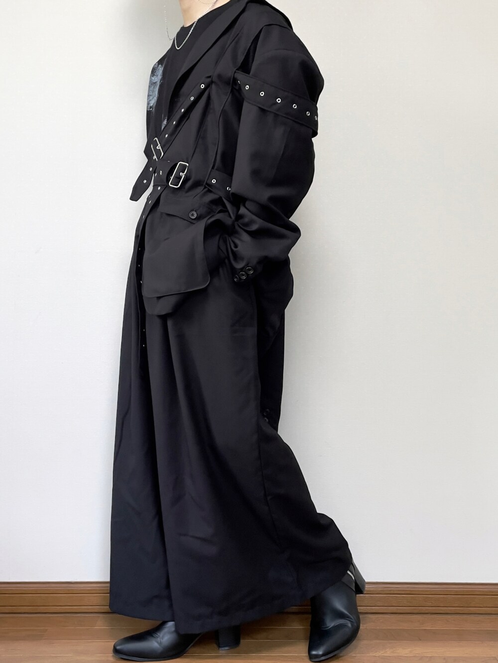 ブラック系のショルダーバッグ、ブラック系のその他パンツ、ブラック系のテーラードジャケットを着用したメンズの夏コーディネートの2枚目の写真