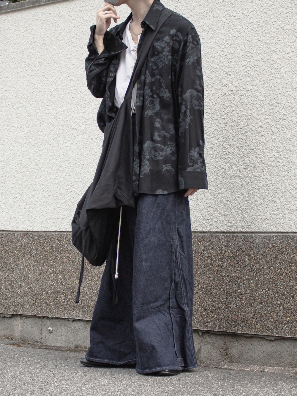 ブラック系のシャツ/ブラウス、ホワイト系のTシャツ/カットソー、ブラック系のショルダーバッグを着用したメンズの秋コーディネートの3枚目の写真