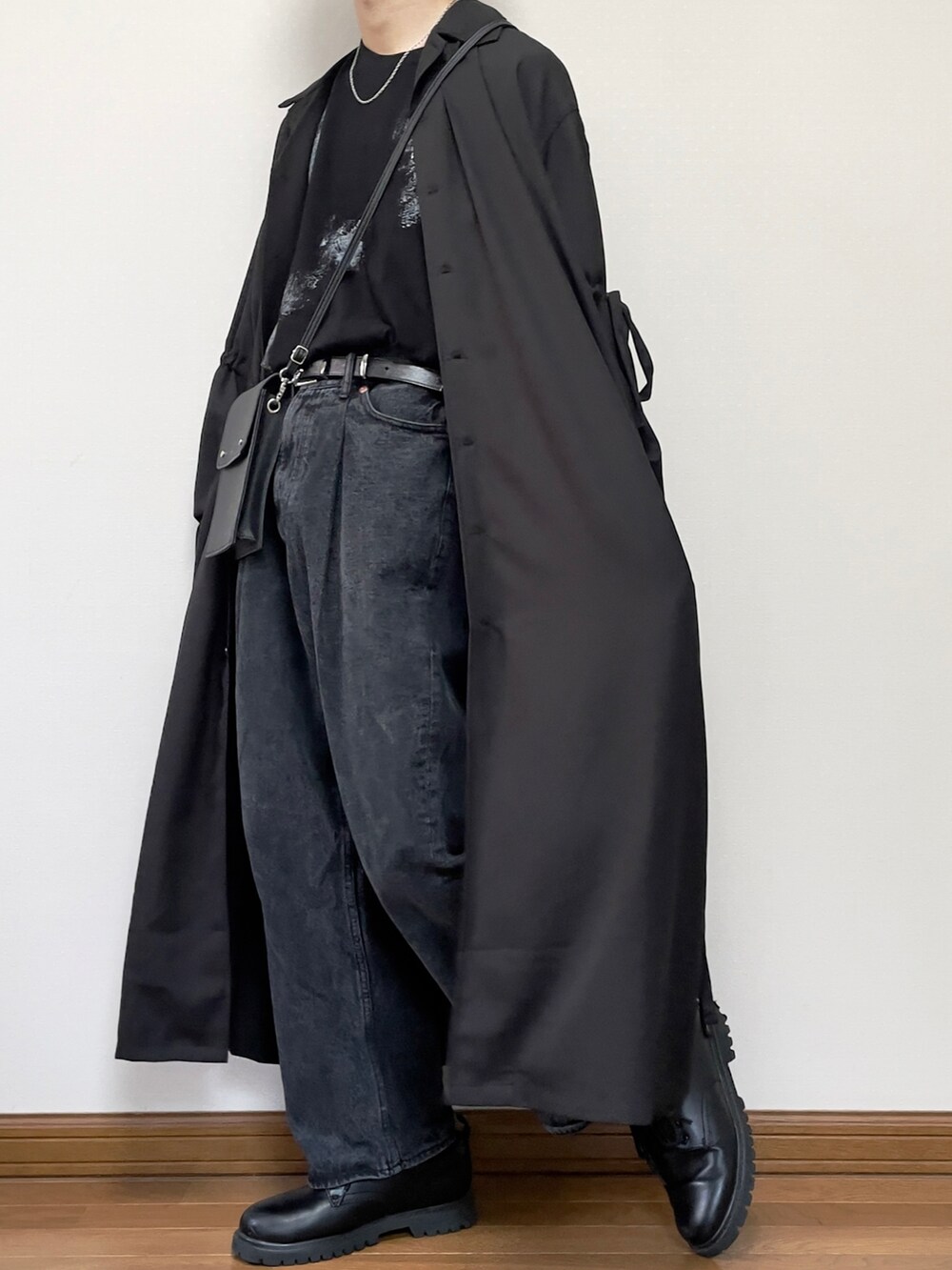 ブラック系のショルダーバッグ、ブラック系のシャツ/ブラウス、ブラック系のTシャツ/カットソーを着用したメンズの夏コーディネートの2枚目の写真