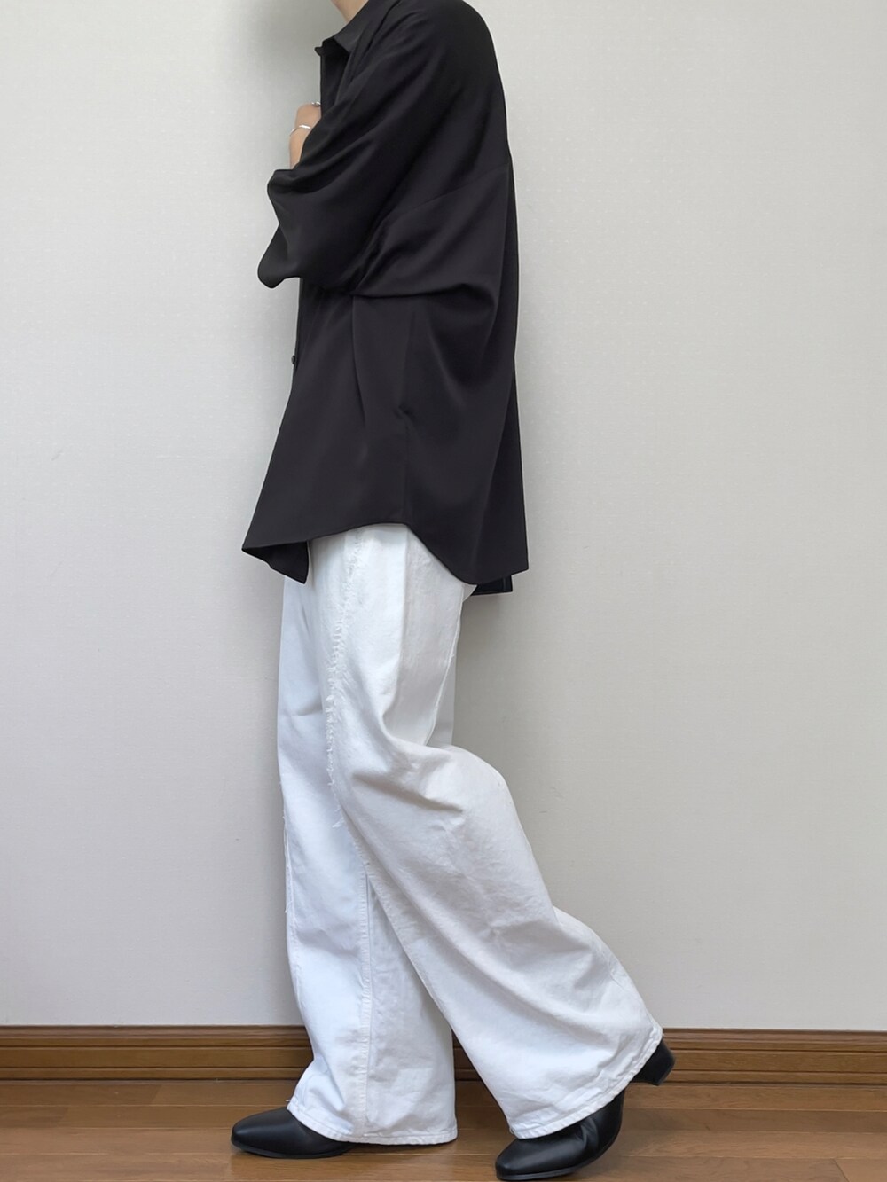 ブラック系のドレスシューズ、ホワイト系のデニムパンツ、その他のシャツ/ブラウスを着用したメンズの夏コーディネートの2枚目の写真