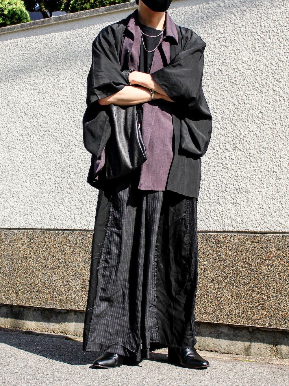 ブラック系のノーカラージャケット、ブラック系のTシャツ/カットソー、パープル系のシャツ/ブラウスを着用したメンズの夏コーディネートの2枚目の写真