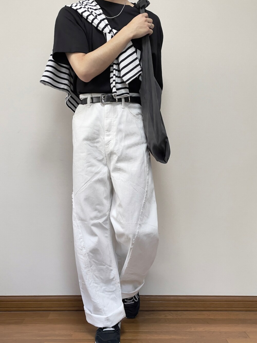 ホワイト系のデニムパンツ、ブラック系のスニーカー、グレー系のトートバッグを着用したメンズの夏コーディネートの3枚目の写真