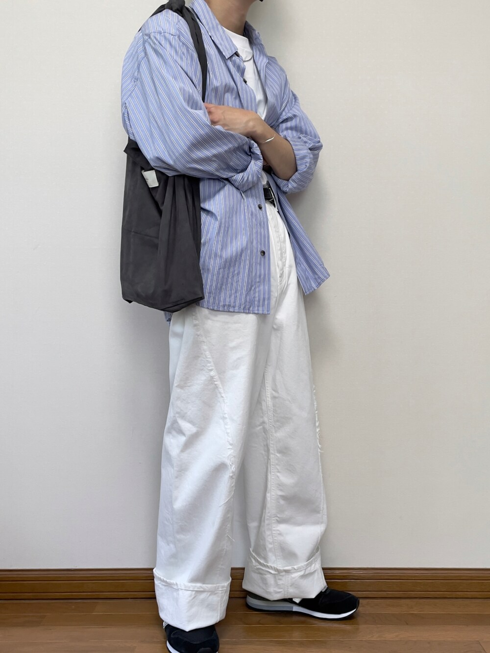 ブラック系のスニーカー、ホワイト系のデニムパンツ、ブルー系のシャツ/ブラウスを着用したメンズの夏コーディネートの2枚目の写真