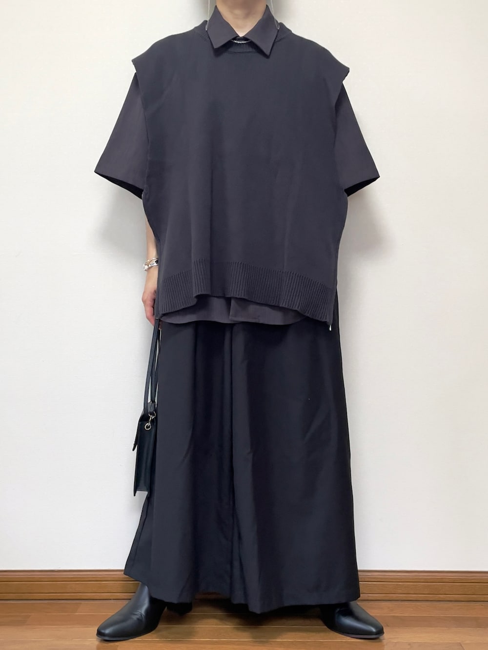 ブラック系のブーツ、ブラック系のその他パンツ、パープル系のシャツ/ブラウスを着用したメンズの夏コーディネートの3枚目の写真