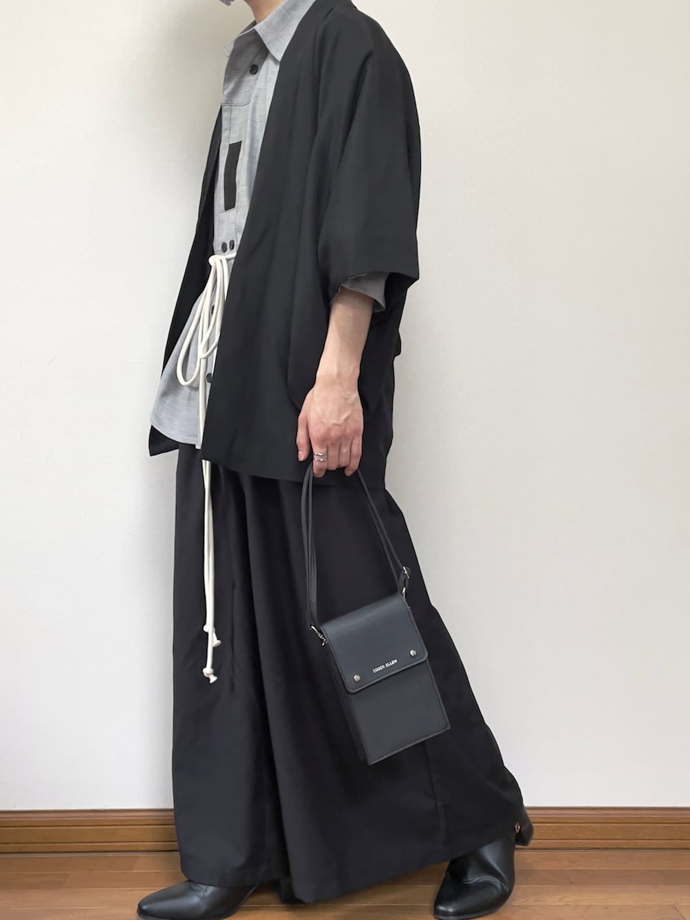 ブラック系のその他パンツ、ブラック系のショルダーバッグ、ブラック系のノーカラージャケットを着用したメンズの夏コーディネートの2枚目の写真