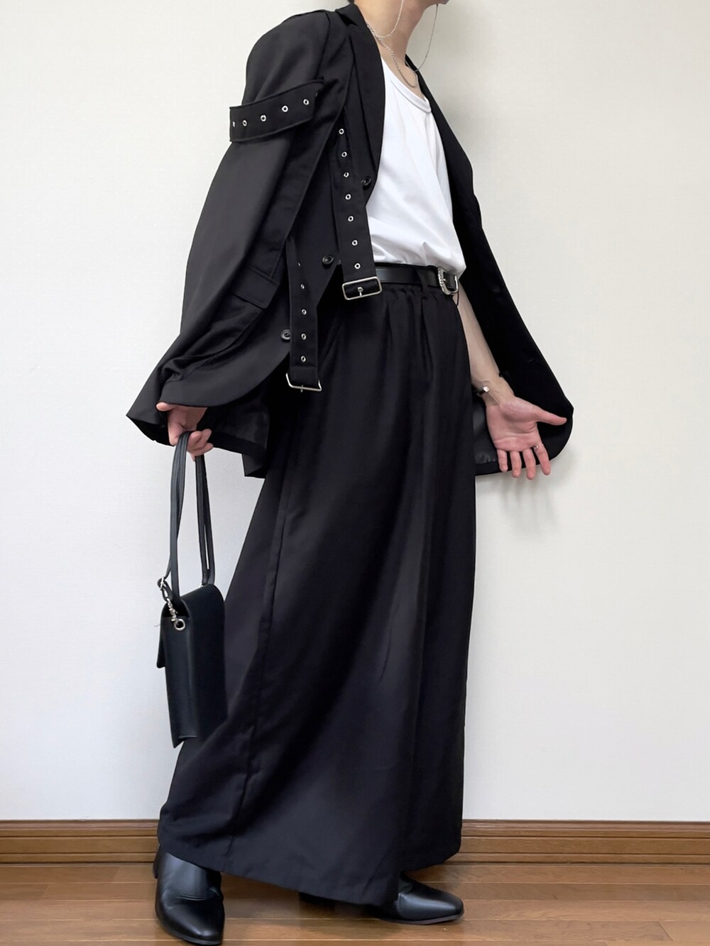 ブラック系のショルダーバッグ、ブラック系のその他パンツ、ブラック系のテーラードジャケットを着用したメンズの夏コーディネートの2枚目の写真