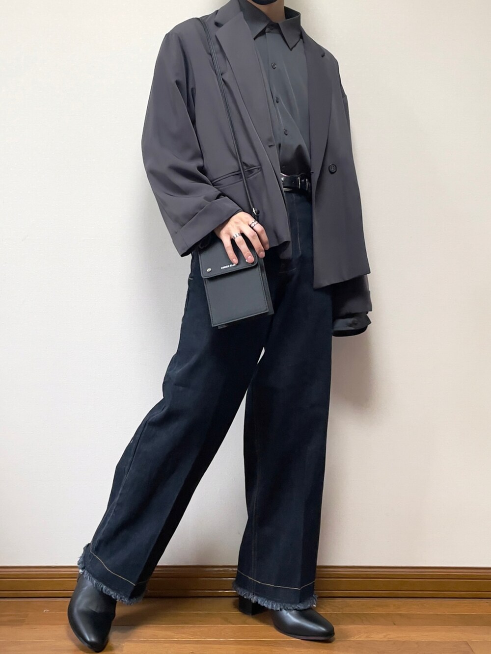 ブルー系のデニムパンツ、グレー系のテーラードジャケット、グレー系のシャツ/ブラウスを着用したメンズの春コーディネートの2枚目の写真