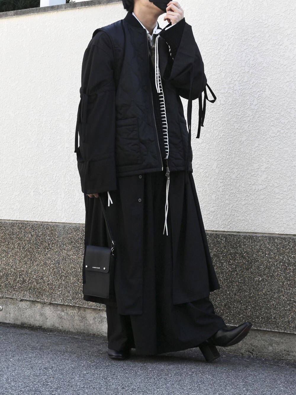 ブラック系のジャケット/アウター、ブラック系のカーディガン/ボレロ、ブラック系のショルダーバッグを着用したメンズの秋コーディネートの2枚目の写真