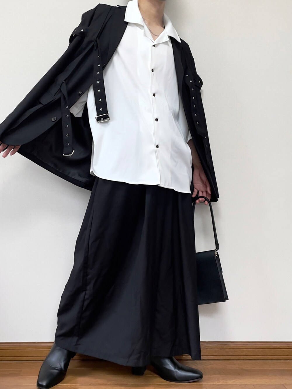 ブラック系のその他パンツ、ブラック系のショルダーバッグ、ブラック系のブーツを着用したメンズの夏コーディネートの2枚目の写真