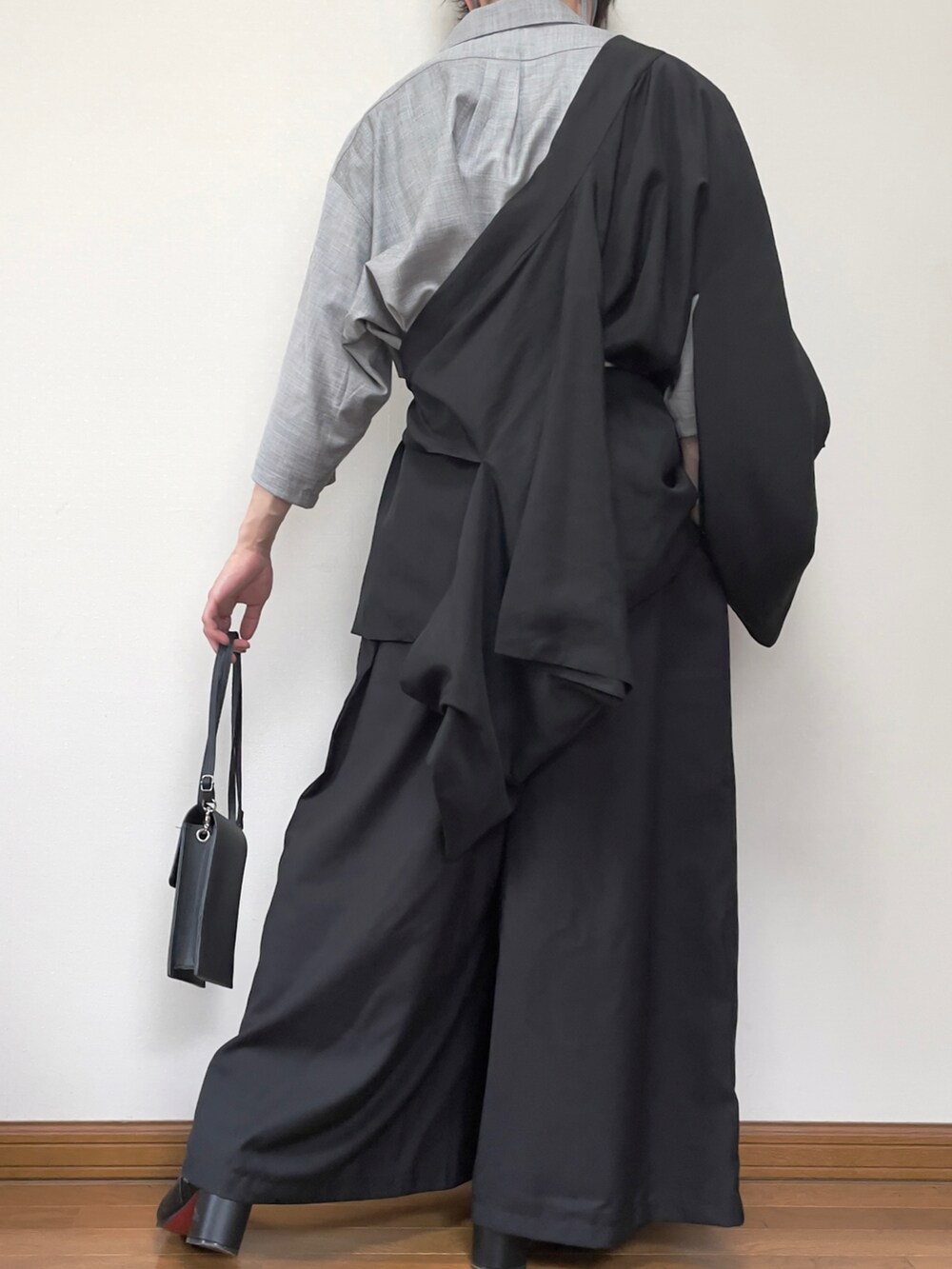 ホワイト系のシャツ/ブラウス、ブラック系のその他パンツ、ブラック系のショルダーバッグを着用したメンズの夏コーディネートの4枚目の写真