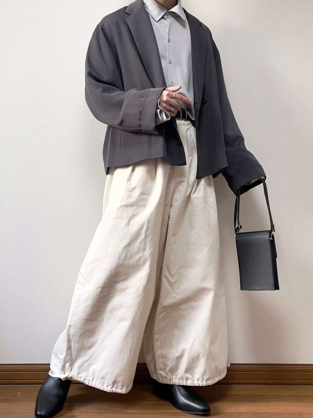 グレー系のテーラードジャケット、グレー系のシャツ/ブラウス、ブラック系のショルダーバッグを着用したメンズの春コーディネートの2枚目の写真