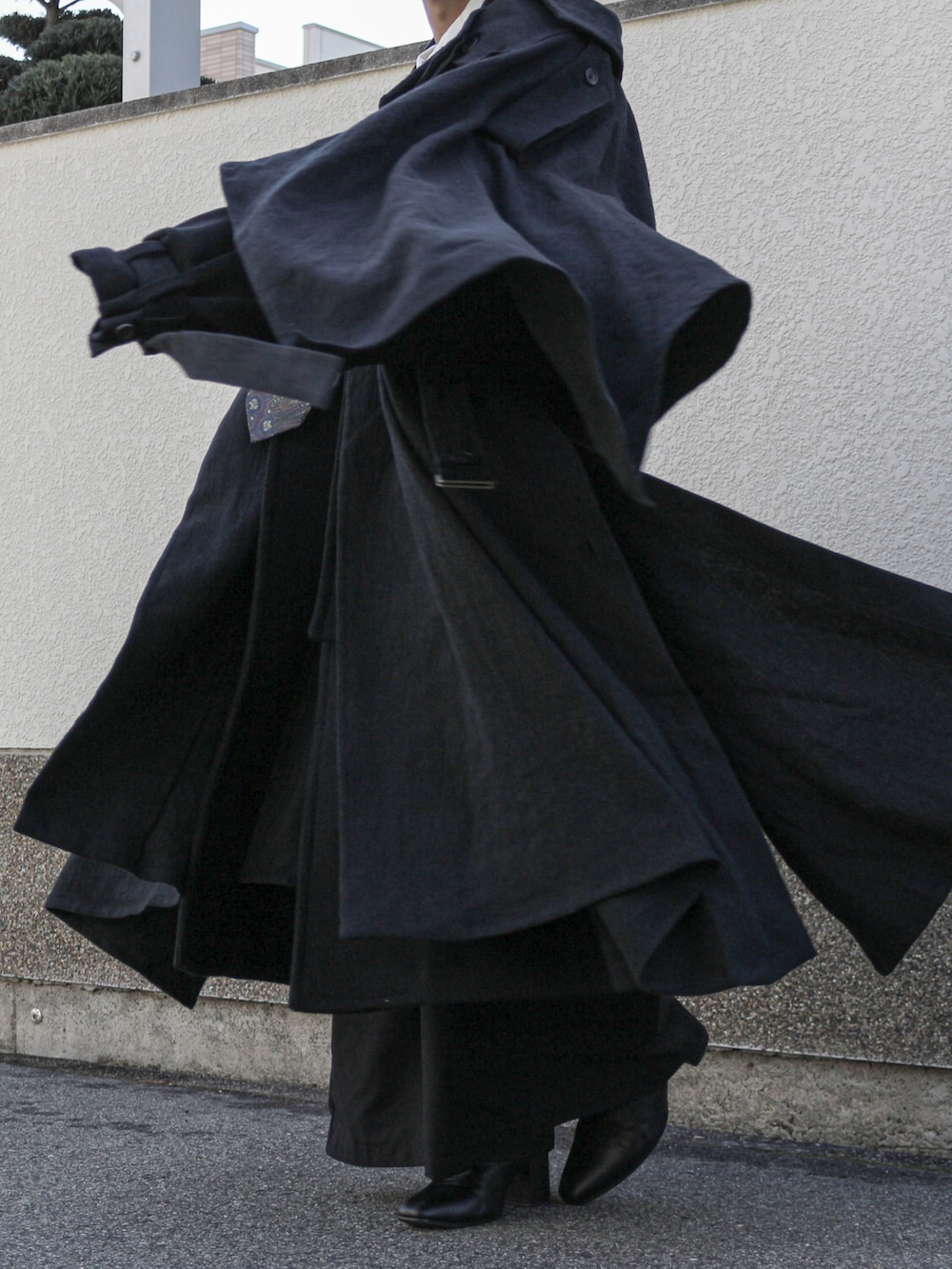 ホワイト系のシャツ/ブラウス、ブラック系のその他パンツ、ブラック系のその他アウターを着用したメンズの冬コーディネートの3枚目の写真